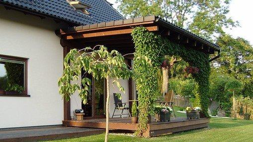 V zastřešené terase můžete odpočívat i za deště